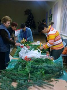 Pani Stanislava Malaťaková aranžerka ukazuje ako sa robia vianočnén ikebany
